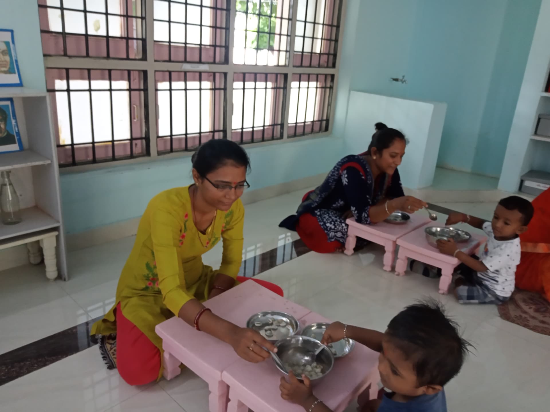 પરામર્શ સત્રમાં માતાઓ અને બાળકો